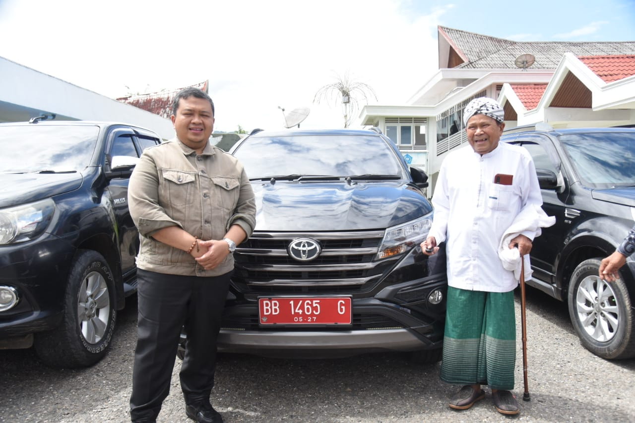 bupati-tapsel-serahkan-bantuan-5-unit-kenderaan-mobil-dinas-kepada-ormas-islam