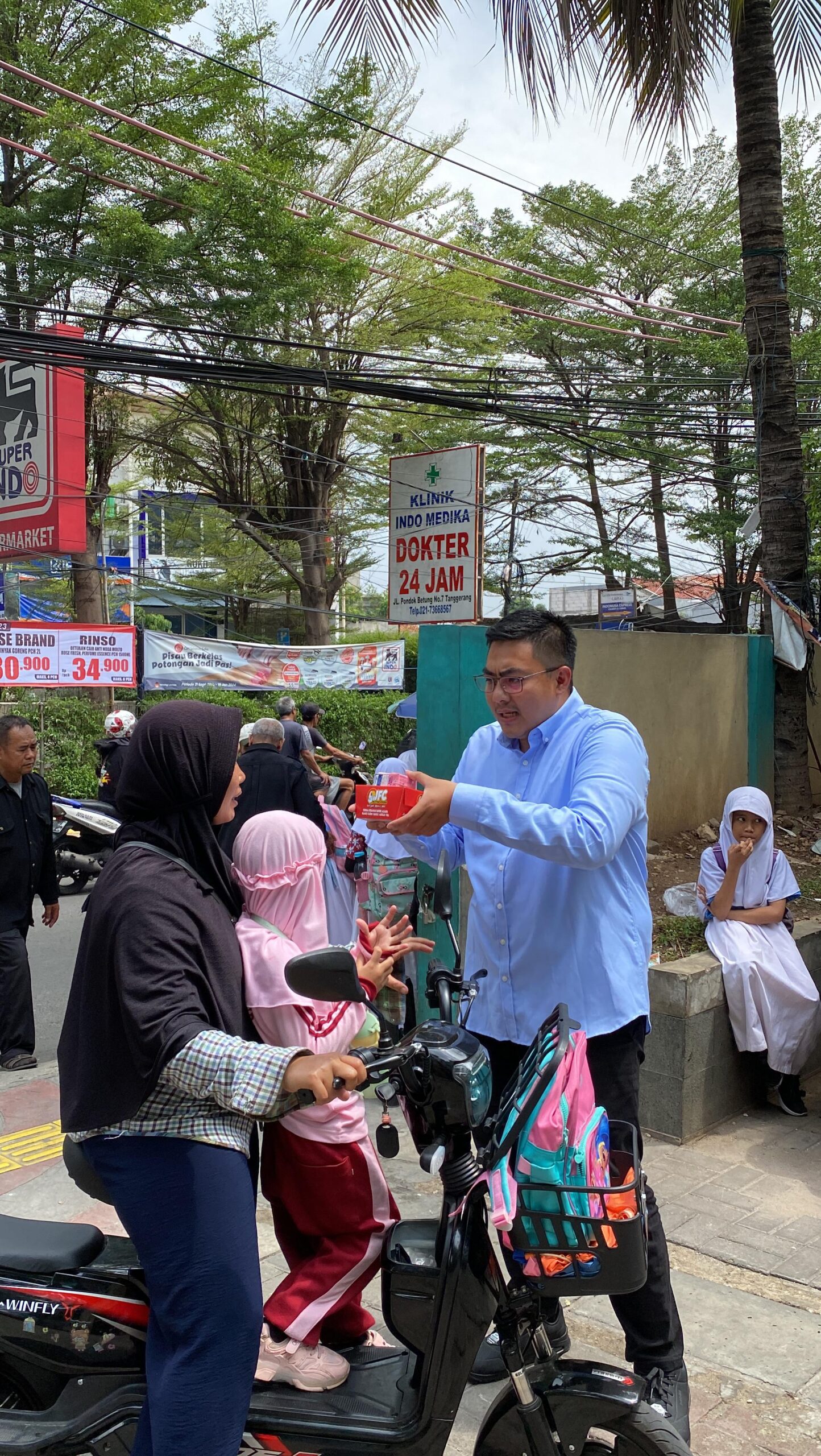 kenalkan-program-dari-prabowo-gibran,-virgandhi-bagikan-susu-dan-makan-siang-gratis