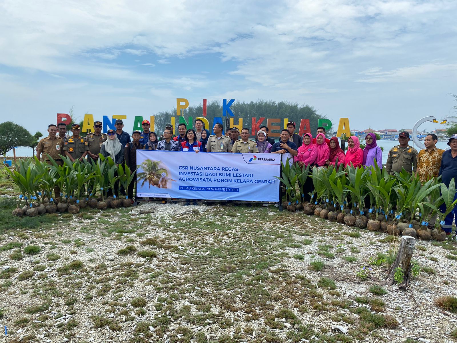 bhabinkamtibmas-pulau-kelapa-hadiri-giat-penanaman-200-bibit-pohon-kelapa-genjah