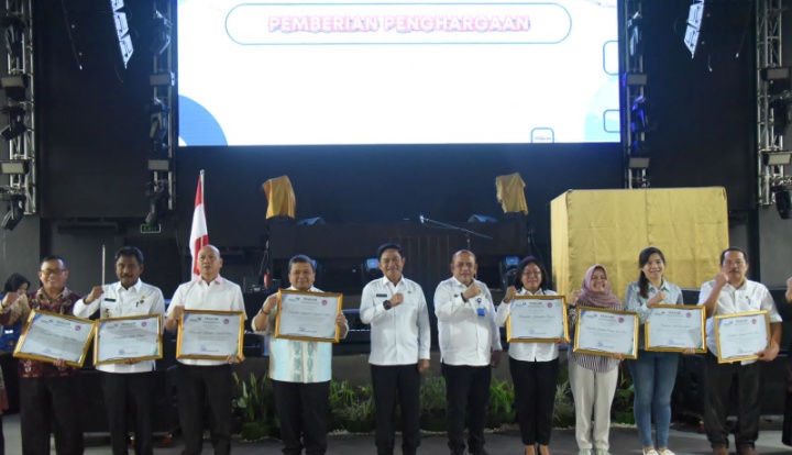 pemkab-tapsel-turunkan-stunting,-bupati-tapsel-terima-penghargaan