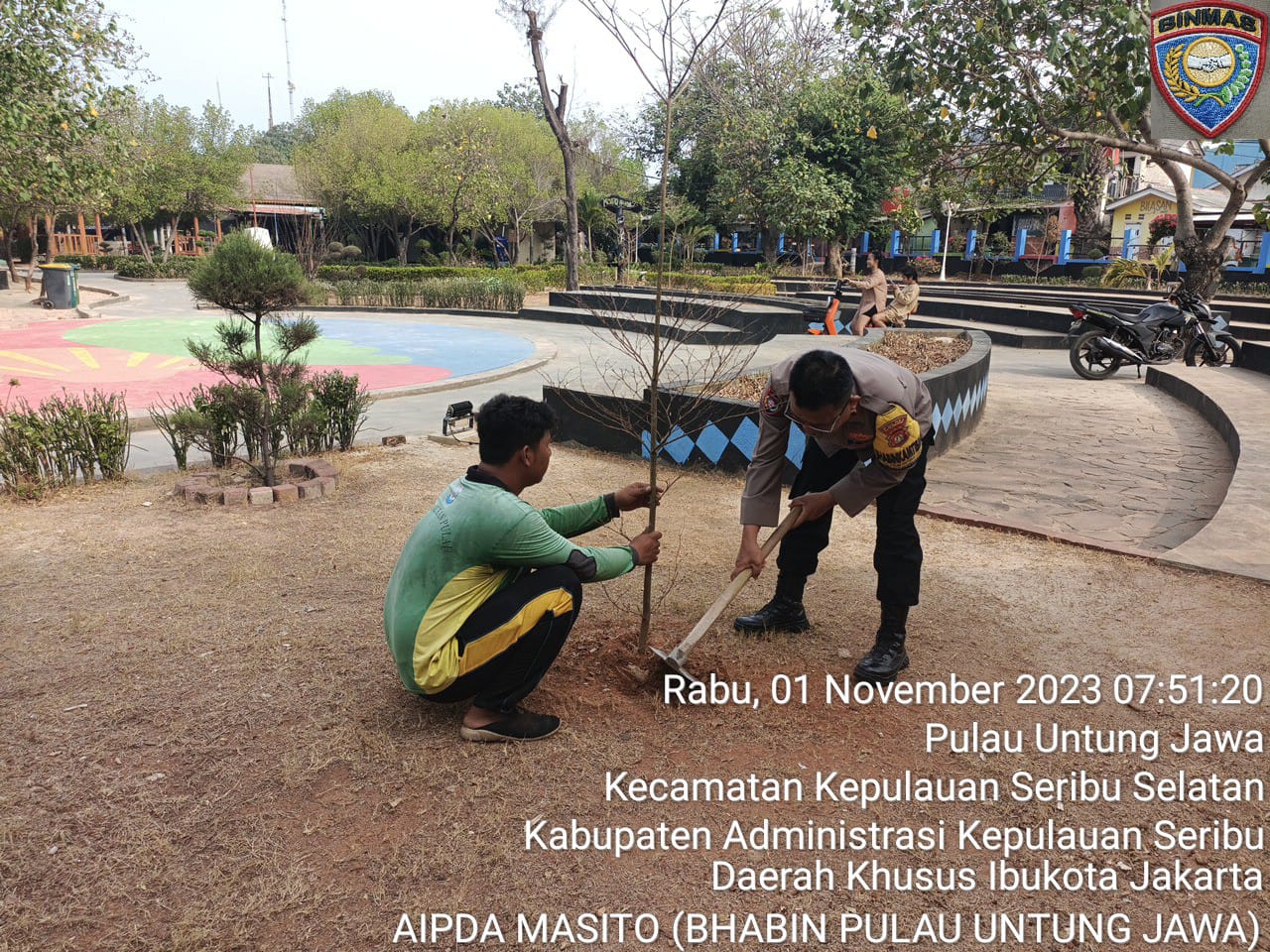 polsek-kepulauan-seribu-selatan-dan-warga-tanam-puluhan-bibit-pohon-untuk-kurangi-polusi-udara