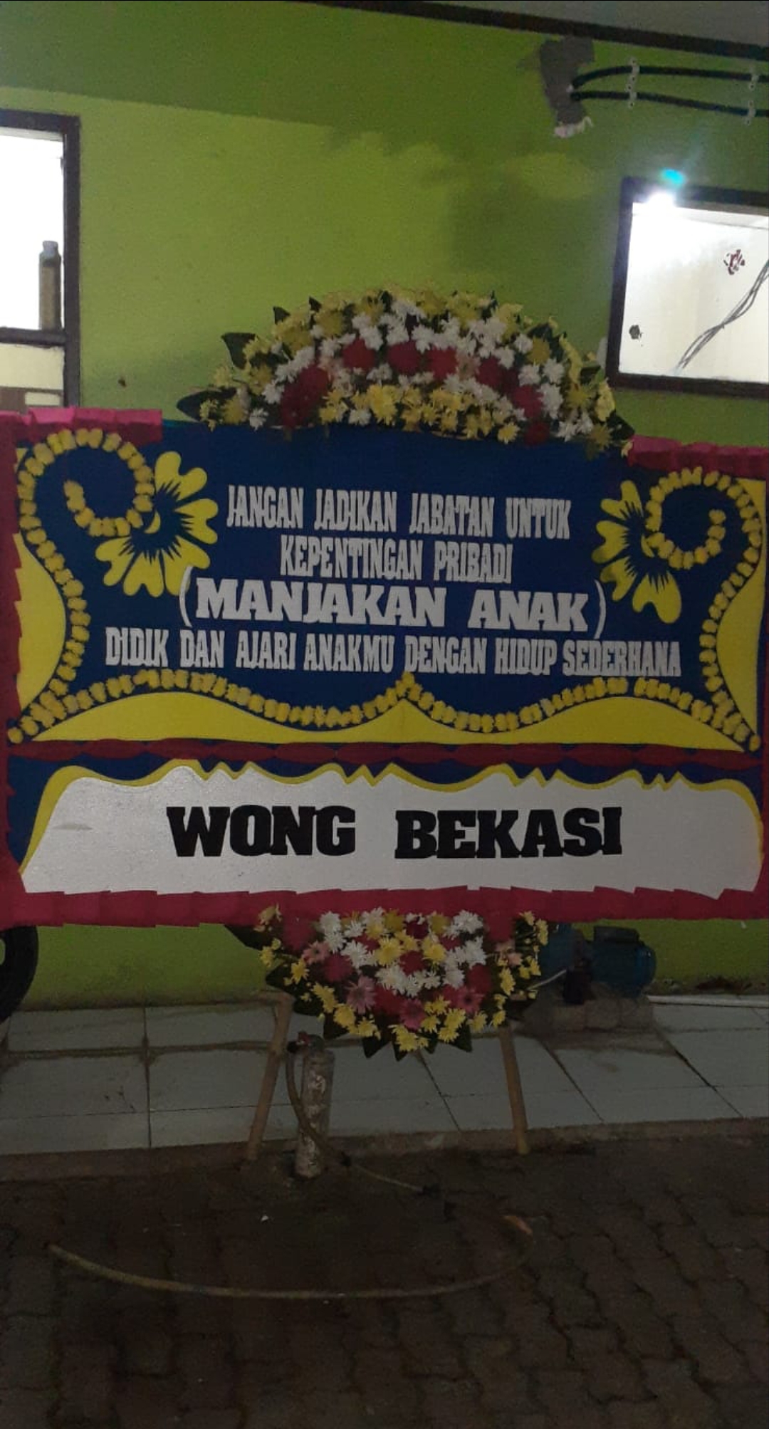 wong-bekasi-kirim-karangan-bunga-“manjakan-anak”,-sindir-oknum-pejabat-nakal-pemkot-bekasi.