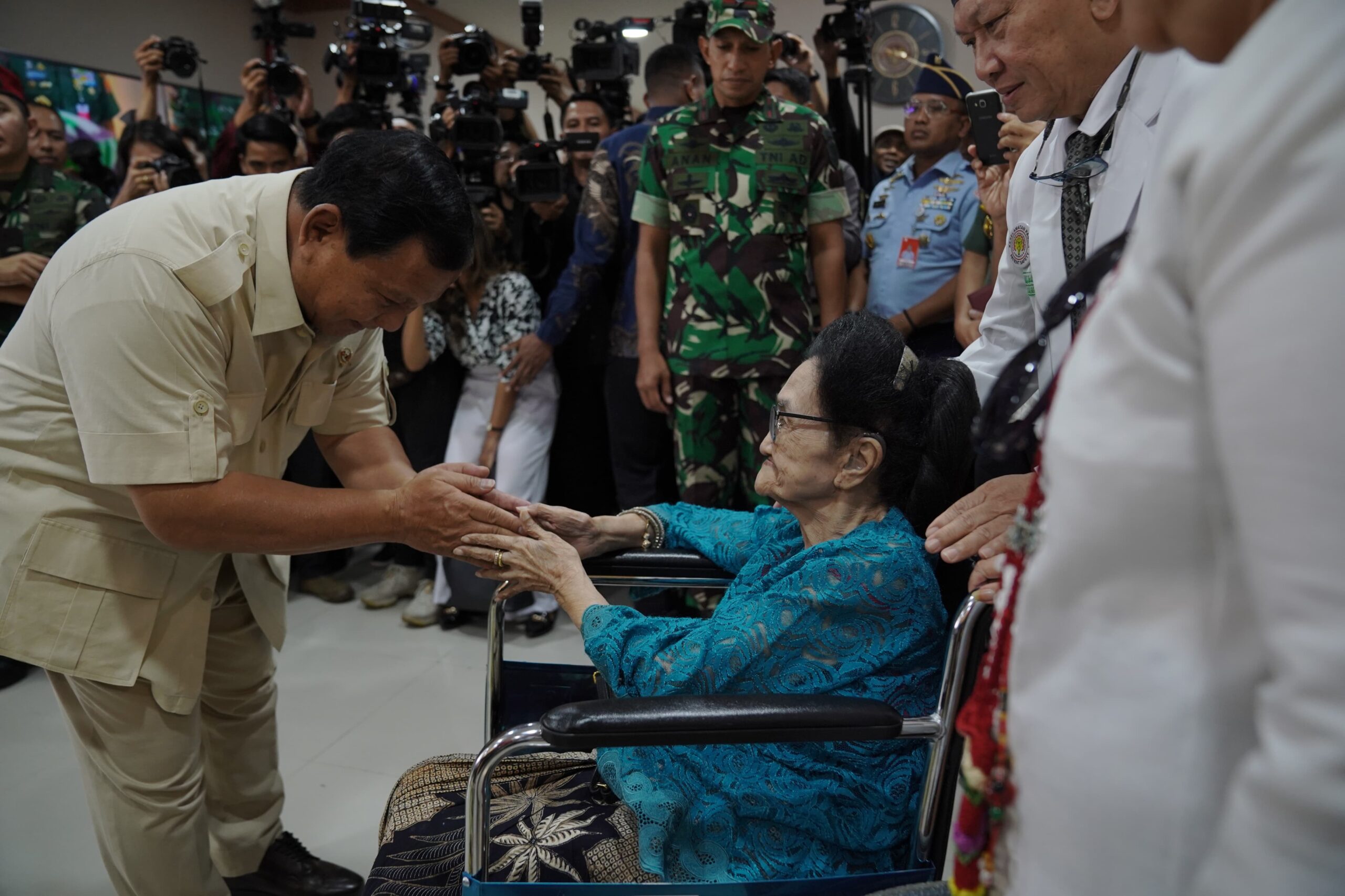 prabowo-terharu-saat-sungkem-ke-istri-alm-dr-h.-sadjiman