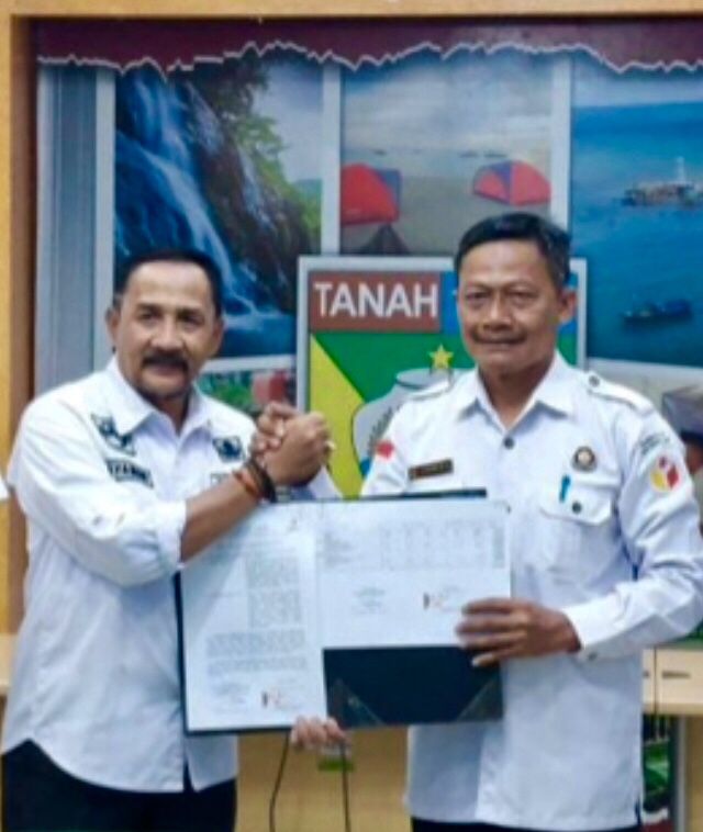 pj-bupati-tanah-laut-tanda-tangani-dana-pilkada-serentak-2024