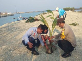 Polsek Kepulauan Seribu Utara dan Warga Gencar Tanam Pohon untuk Kurangi Polusi Udara