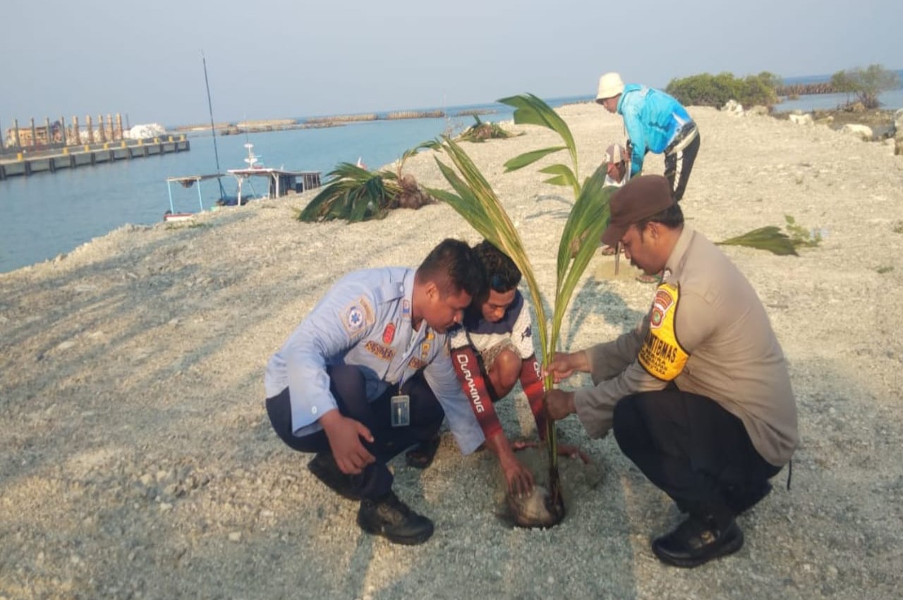 polsek-kepulauan-seribu-utara-dan-warga-gencar-tanam-pohon-untuk-kurangi-polusi-udara