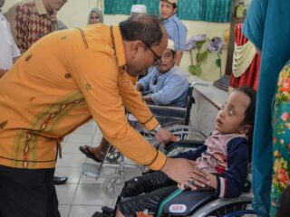 dinas-sosial-serahkan-alat-bantu-bagi-penyandang-disabilitas-di-aula-man-2-padangsidimpuan