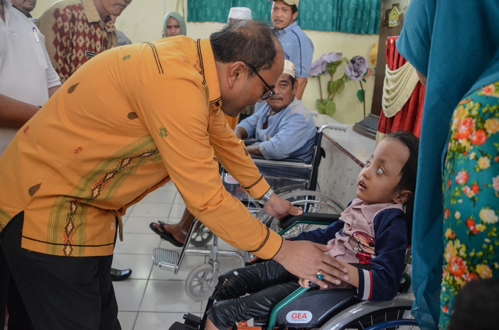 dinas-sosial-serahkan-alat-bantu-bagi-penyandang-disabilitas-di-aula-man-2-padangsidimpuan