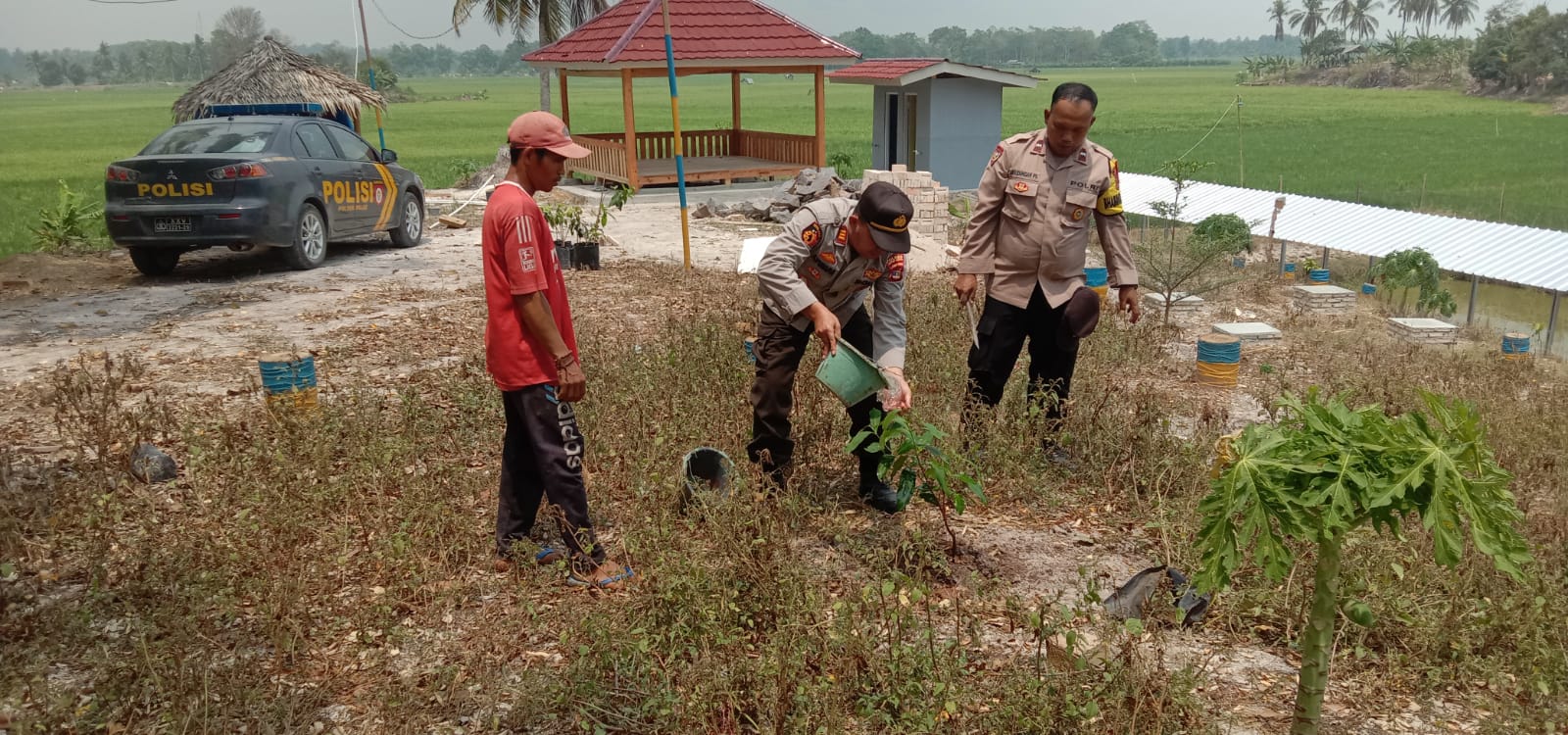 keren!!!-polsek-palas-menciptakan-lingkungan-hijau-di-taman-pematang-indah