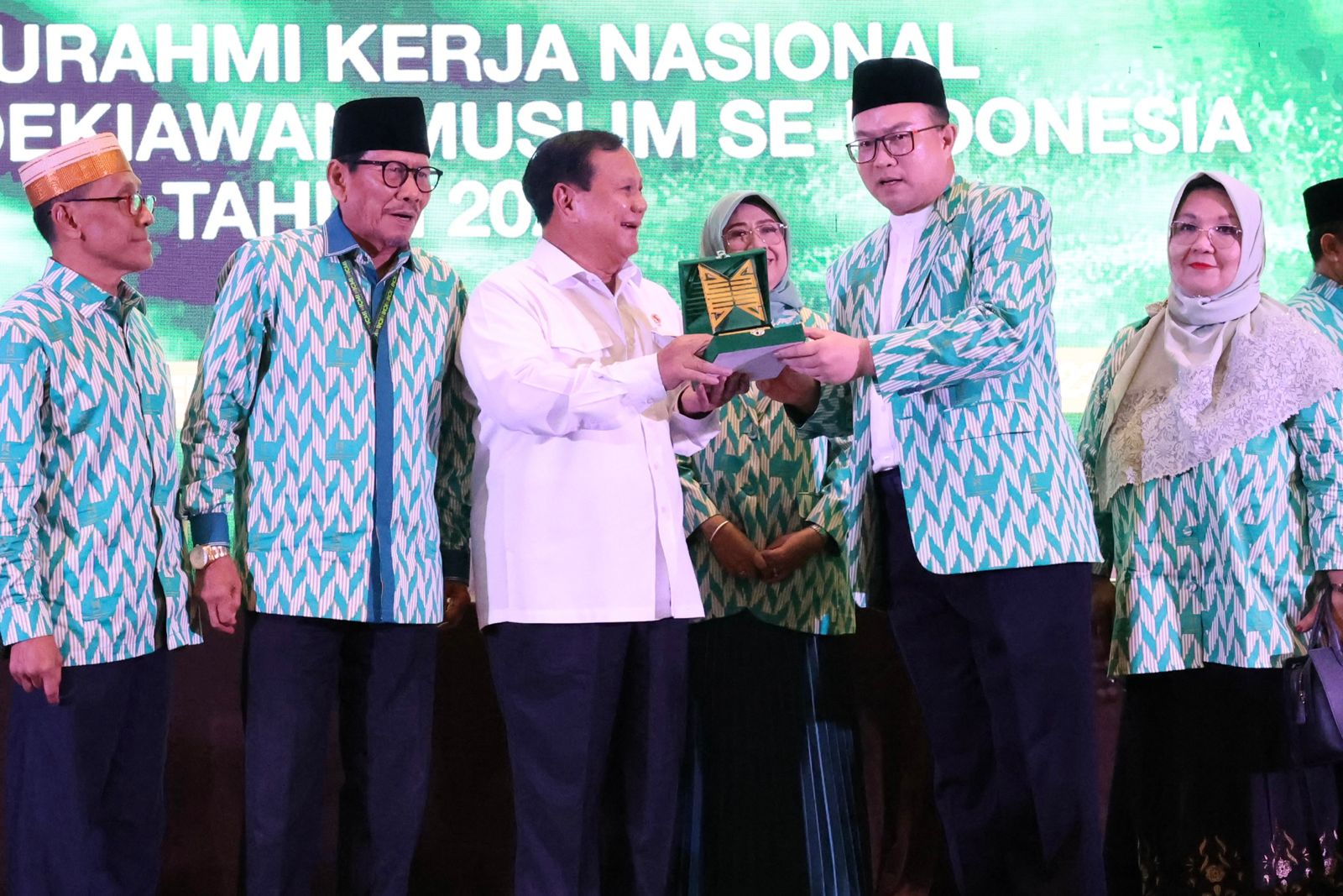 prabowo-kenang-momen-pesawat-pertama-ri-buatan-habibie-berhasil-terbang,-teteskan-air-mata