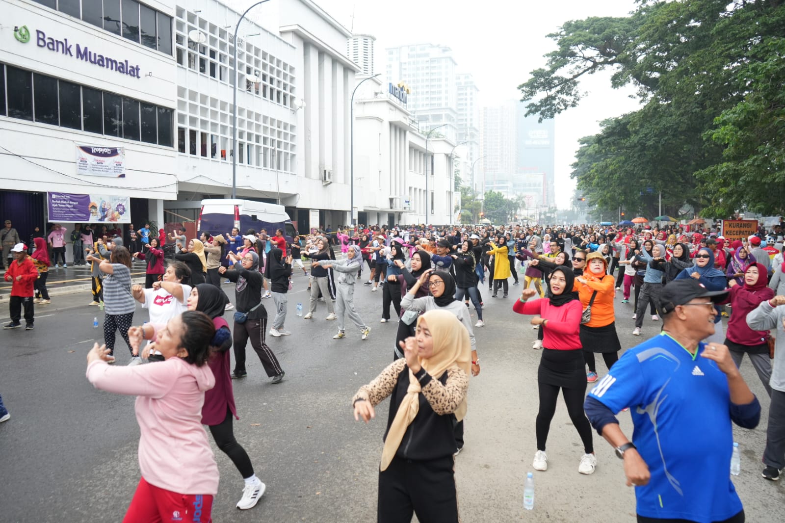 meski-diguyur-hujan,-cfd-medan-tetap-ramai