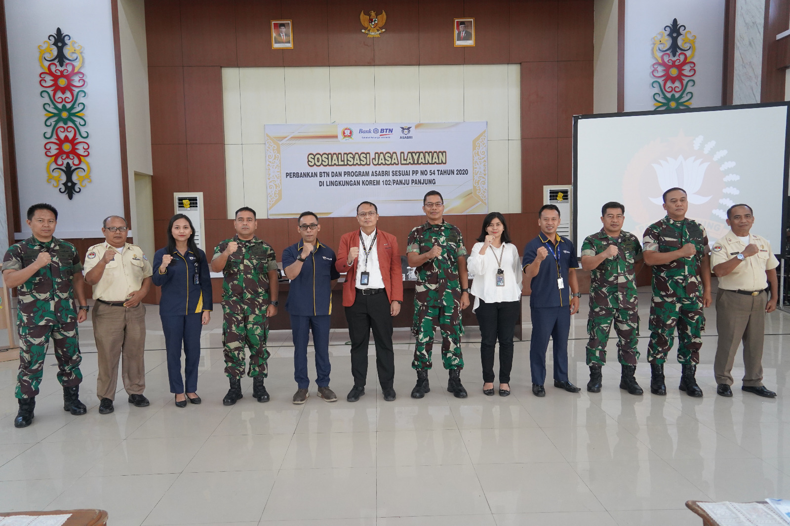 anggota-korem-102/pjg-menerima-sosialisasi-dari-pt.-asabri-dan-bank-btn