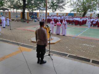 Aipda Masito Menyampaikan Pesan Penting pada Upacara Bendera di SDN 01 PG Pulau Untung Jawa