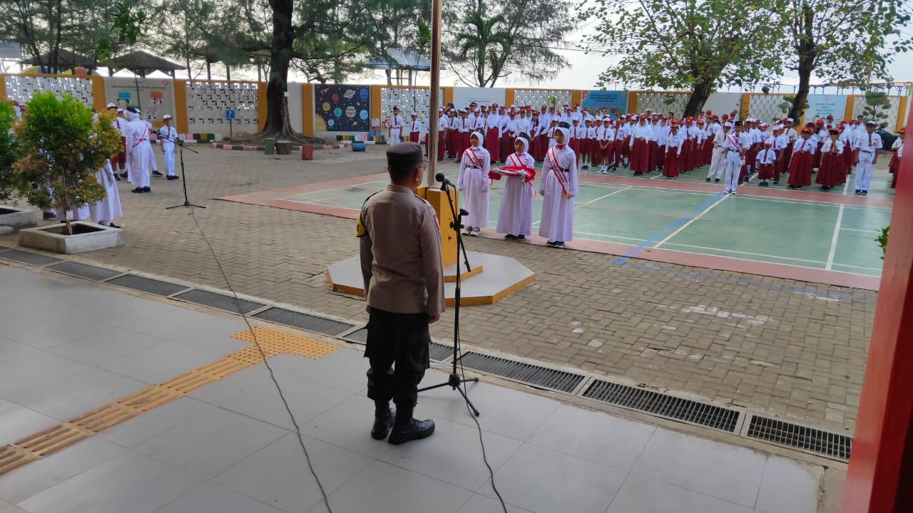 aipda-masito-menyampaikan-pesan-penting-pada-upacara-bendera-di-sdn-01-pg-pulau-untung-jawa