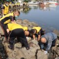 kapolres-kepulauan-seribu-pimpin-aksi-bersih-pantai-demi-perangi-sampah-plastik