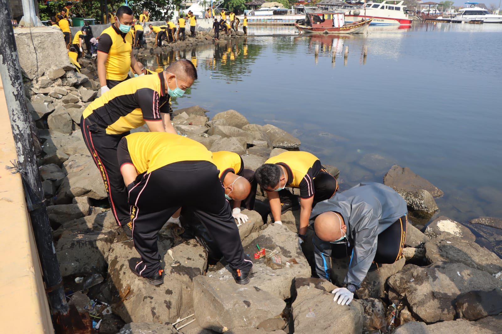 kapolres-kepulauan-seribu-pimpin-aksi-bersih-pantai-demi-perangi-sampah-plastik