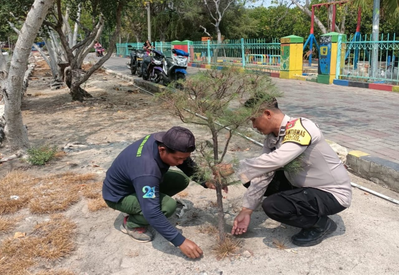 polsek-kepulauan-seribu-utara-bersama-warga-menanam-pohon-untuk-kurangi-polusi-udara