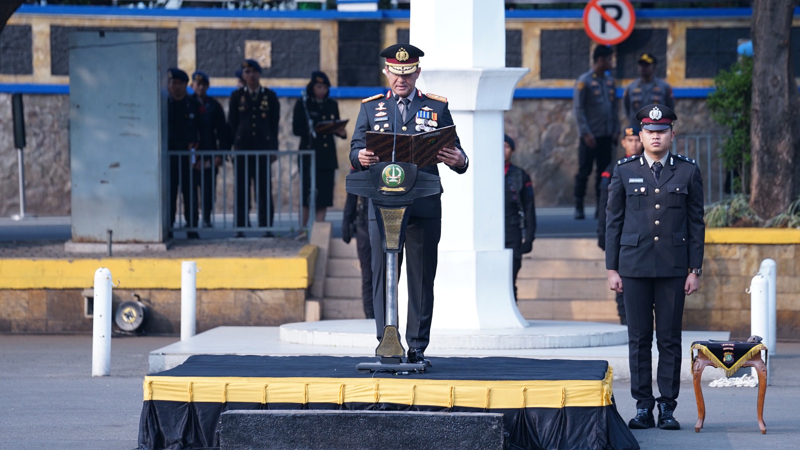 polda-metro-jaya-gelar-upacara-hari-pahlawan