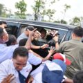 momen-bahagia-prabowo-disambut-siswa-sd-smp-di-mimika-papua