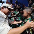prabowo-gendong-dan-beri-ciuman-ke-tentara-cilik-anak-anak-di-mimika-papua