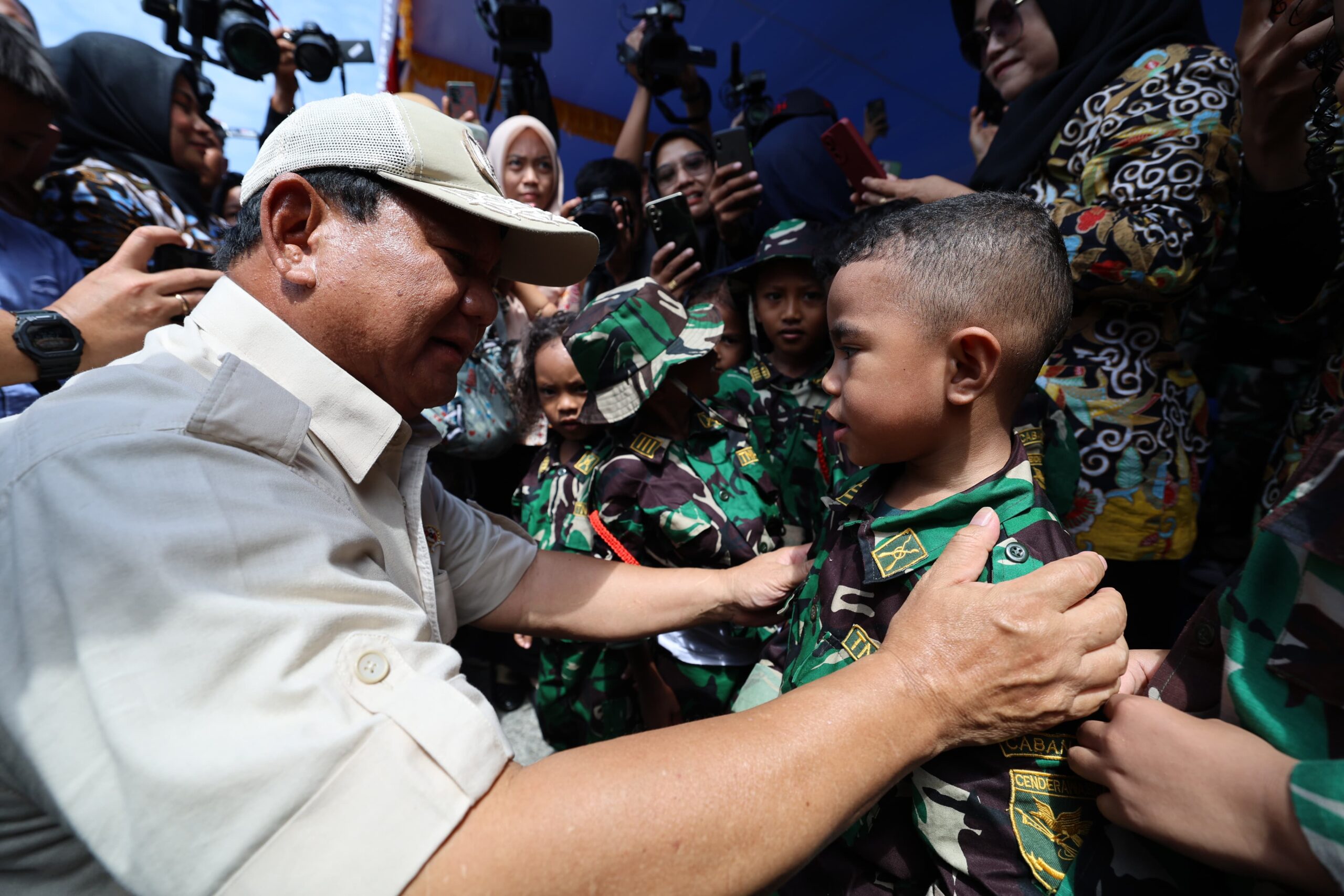 prabowo-gendong-dan-beri-ciuman-ke-tentara-cilik-anak-anak-di-mimika-papua