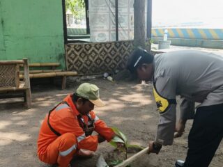 Polsek Kepulauan Seribu Selatan Bersama Warga Tanam Bibit Pohon demi Bersihkan Udara Pulau