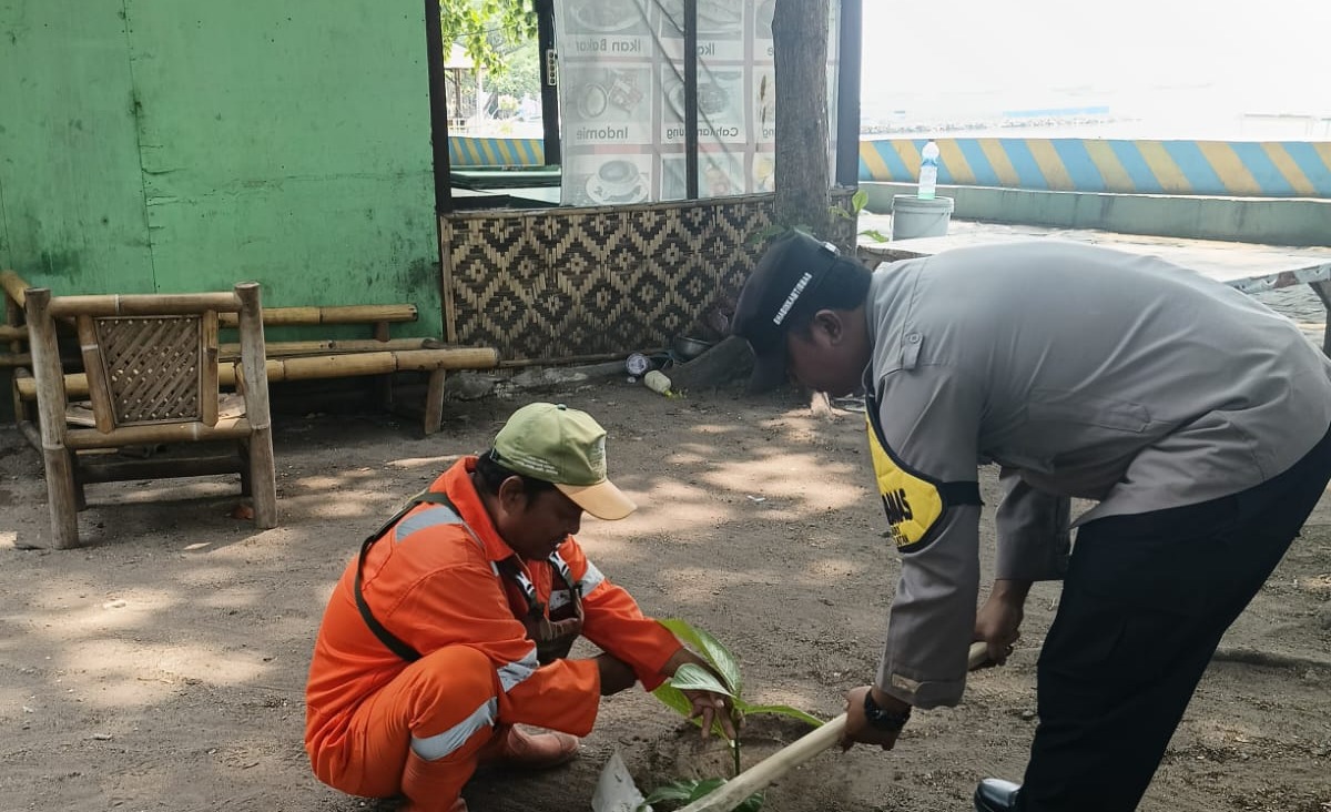 polsek-kepulauan-seribu-selatan-bersama-warga-tanam-bibit-pohon-demi-bersihkan-udara-pulau