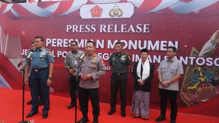 kapolri-listyo-sigit-meresmikan-monumen-jenderal-hoegeng-di-kota-pekalongan