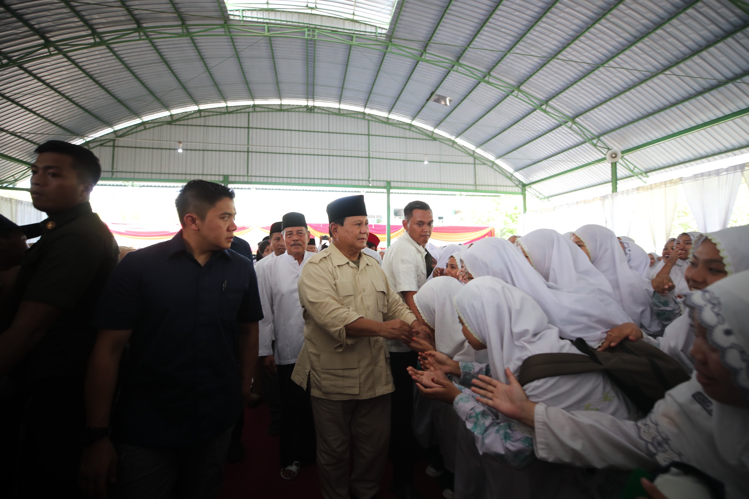 prabowo-kunjungi-tebuireng,-disambut-antusias-para-peziarah