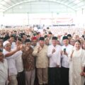 prabowo-disambut-ribuan-santri-di-ponpes-sunan-drajat:-saya-merasa-bersyukur