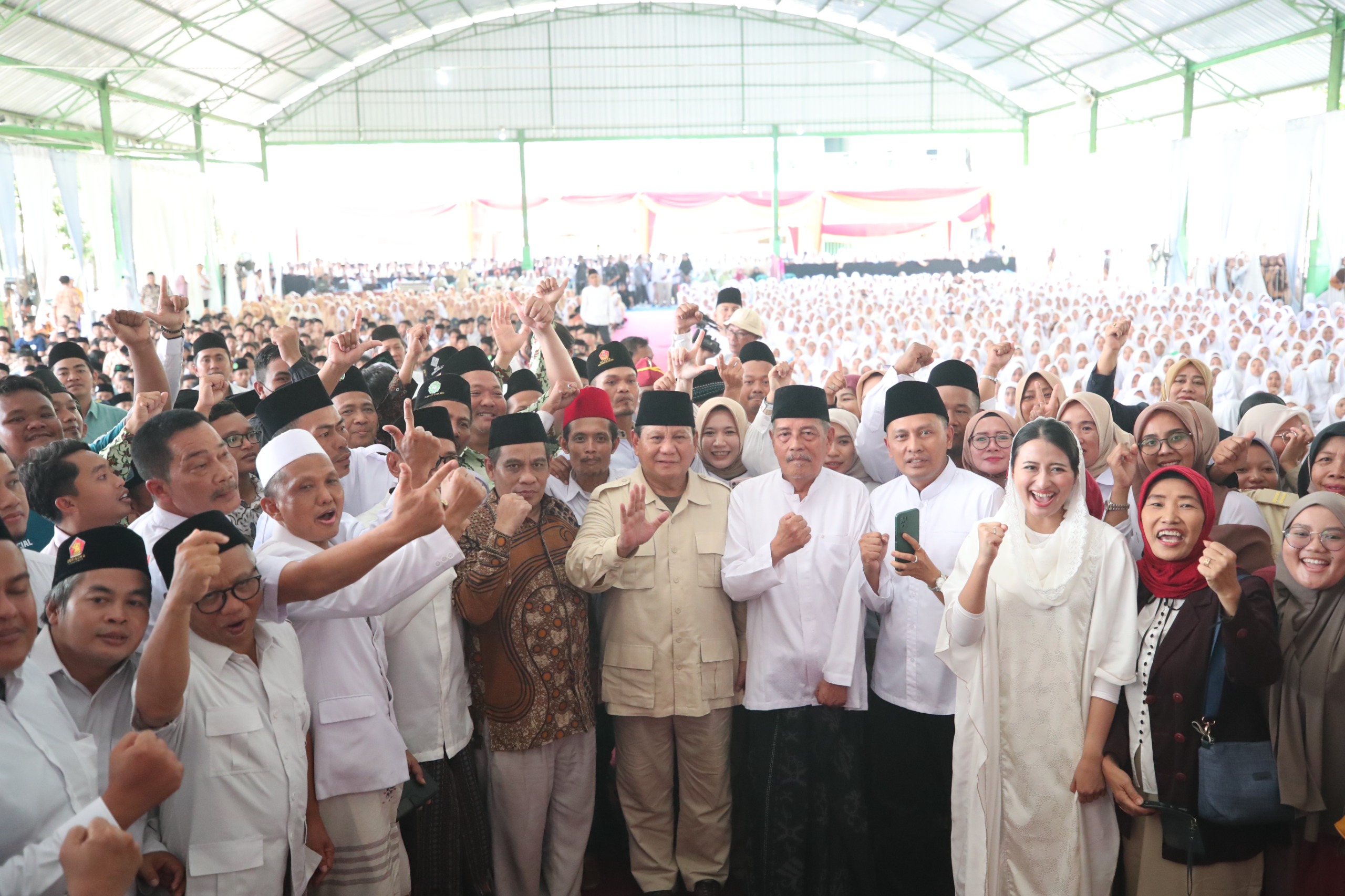 prabowo-disambut-ribuan-santri-di-ponpes-sunan-drajat:-saya-merasa-bersyukur