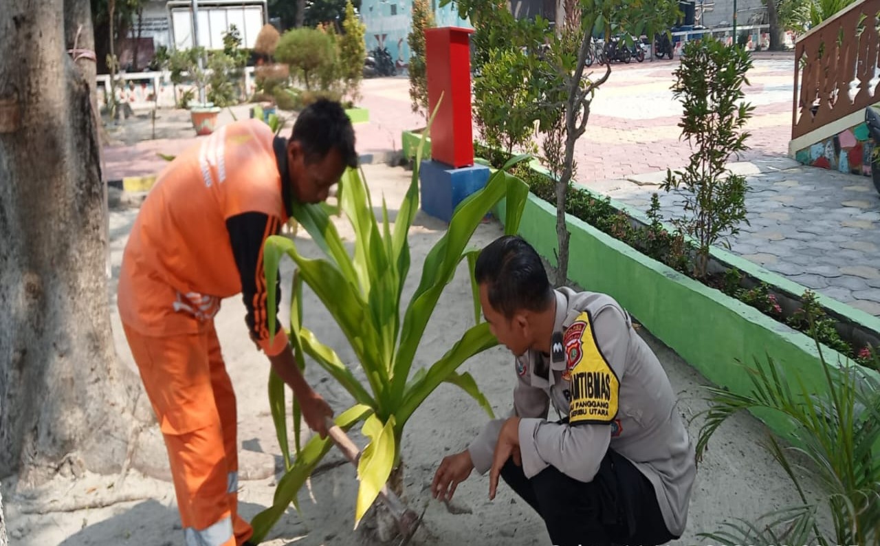 polsek-kepulauan-seribu-utara-bersama-warga-menanam-bibit-pohon-untuk-bersihkan-udara-pulau