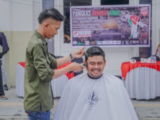 dukung-barber-pray-and-help-for-palestine,-bobby-nasution-pangkas-rambut-di-depan-gedung-lonsum