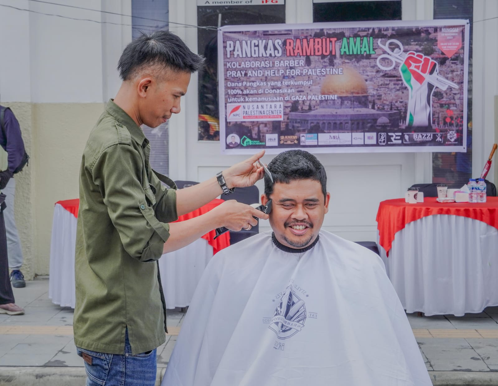 dukung-barber-pray-and-help-for-palestine,-bobby-nasution-pangkas-rambut-di-depan-gedung-lonsum