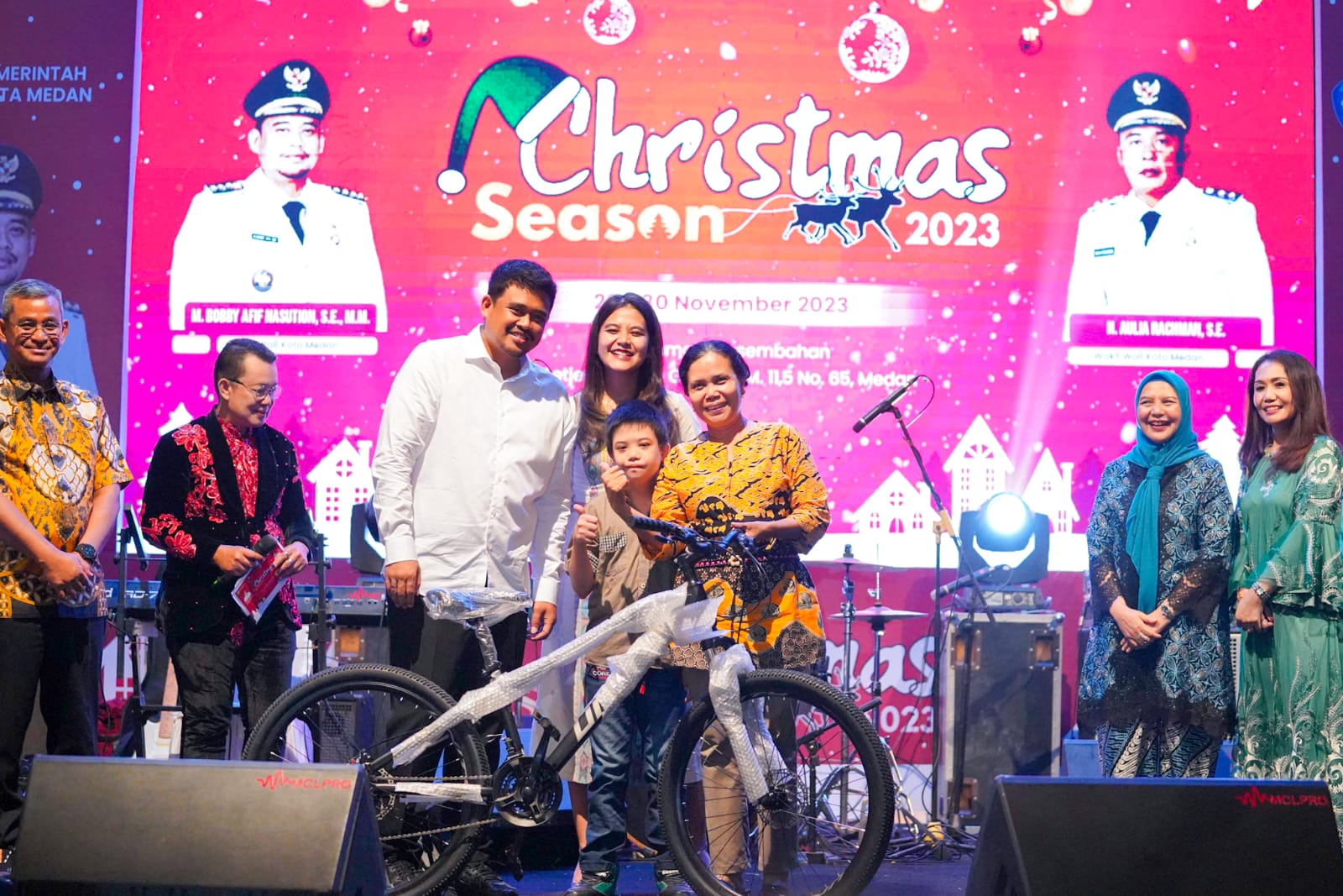 bobby-nasution-hadiri-christmas-season-dan-beri-bantuan-usaha