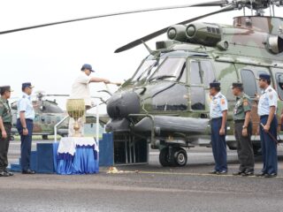 perkokoh-pertahanan-indonesia,-prabowo-serahkan-8-helikopter-baru-h225m-untuk-tni-au