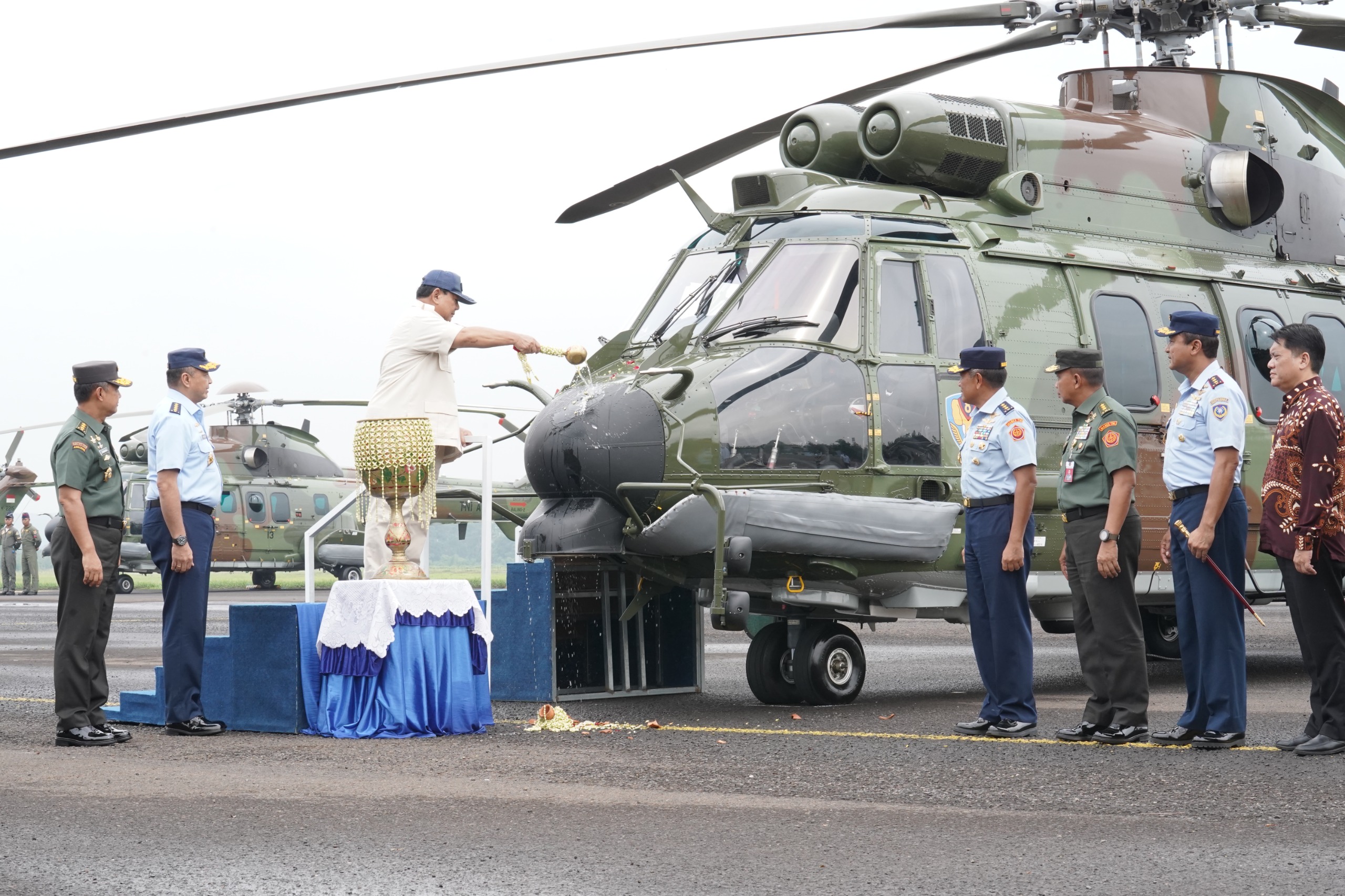 perkokoh-pertahanan-indonesia,-prabowo-serahkan-8-helikopter-baru-h225m-untuk-tni-au