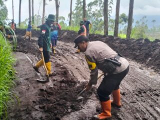 polsek-kertasari-bersama-muspika-dan-warga-bersihkan-sisa-banjir-lumpur-di-jalan-raya-cibeureum