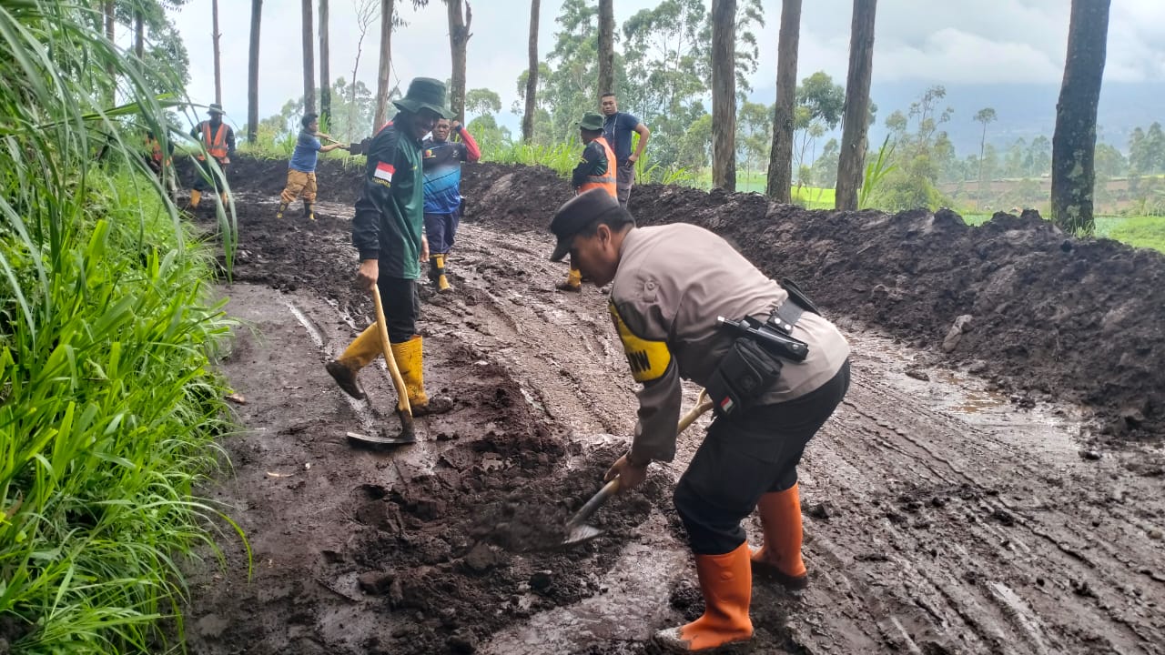 polsek-kertasari-bersama-muspika-dan-warga-bersihkan-sisa-banjir-lumpur-di-jalan-raya-cibeureum