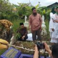 caleg-dpr-ri-burhanuddin-ziarah-ke-makam-ibunda-tercinta