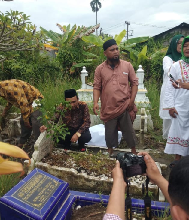 caleg-dpr-ri-burhanuddin-ziarah-ke-makam-ibunda-tercinta