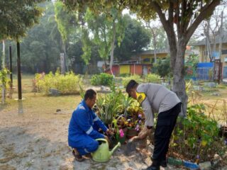 Polsek Kepulauan Seribu Utara dan Warga Bersatu Tanam Pohon untuk Reduksi Polusi Udara