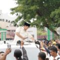 prabowo-cium-dan-sapa-anak-anak-di-ponpes-roudatul-ulum-cidahu,-pandeglang