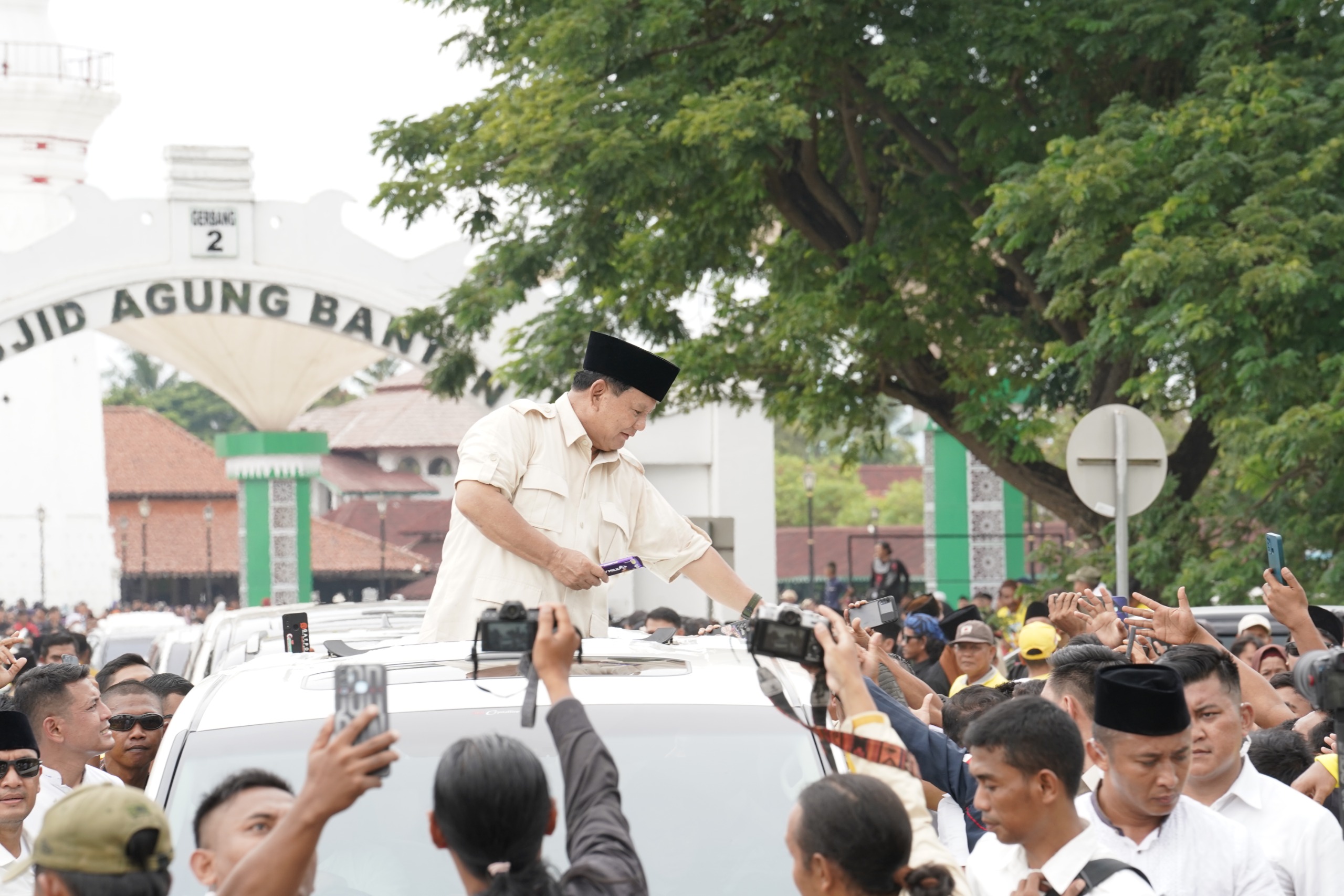 prabowo-cium-dan-sapa-anak-anak-di-ponpes-roudatul-ulum-cidahu,-pandeglang