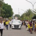 prabowo-beli-bendera-palestina-dari-pedagang-saat-menuju-doa-bersama-2.000-kiai-se-banten