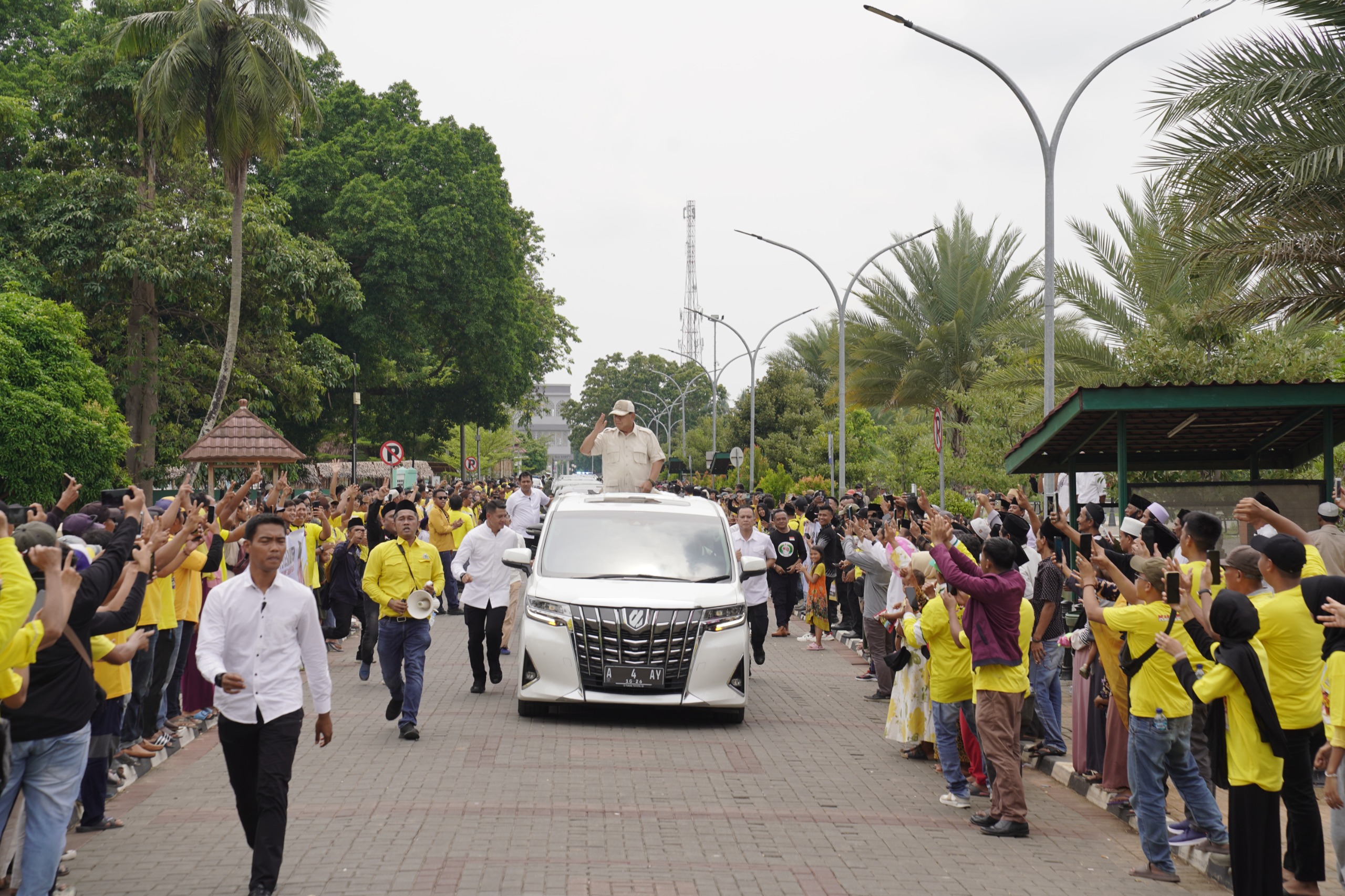 prabowo-beli-bendera-palestina-dari-pedagang-saat-menuju-doa-bersama-2.000-kiai-se-banten