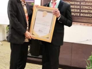 ketua-ylbh-garuda-kencana-indonesia-raih-penghargaan-terbaik-di-mediation-awards-2023