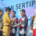 bobby-nasution-saksikan-kebahagiaan-75-warga-medan-terima-sertipikat-ptsl