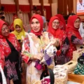 tutup-pkw-dekranasda,-sofha-marwah-gunakan-baju-berbahan-kain-ecoprint-karya-sendiri