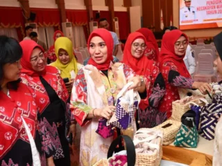 Tutup PKW Dekranasda, Sofha Marwah Gunakan Baju Berbahan Kain Ecoprint Karya Sendiri